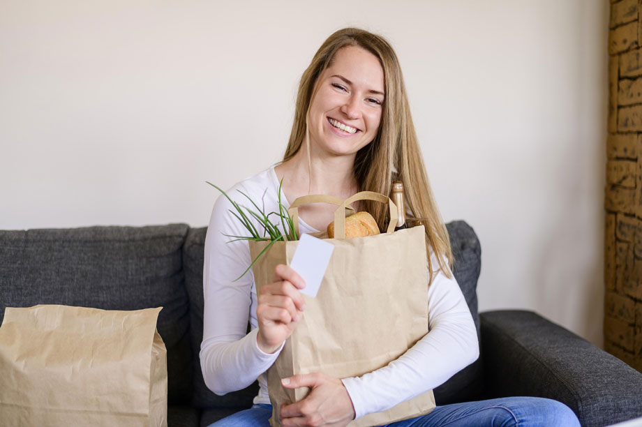 woman-online-grocery