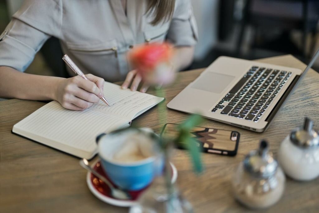 woman taking down notes on the difference between SEO and PPC