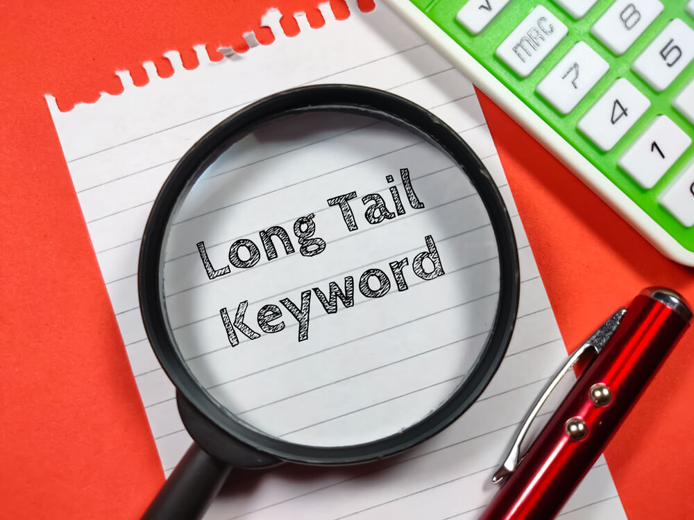 magnified long tail keyword written on notepaper